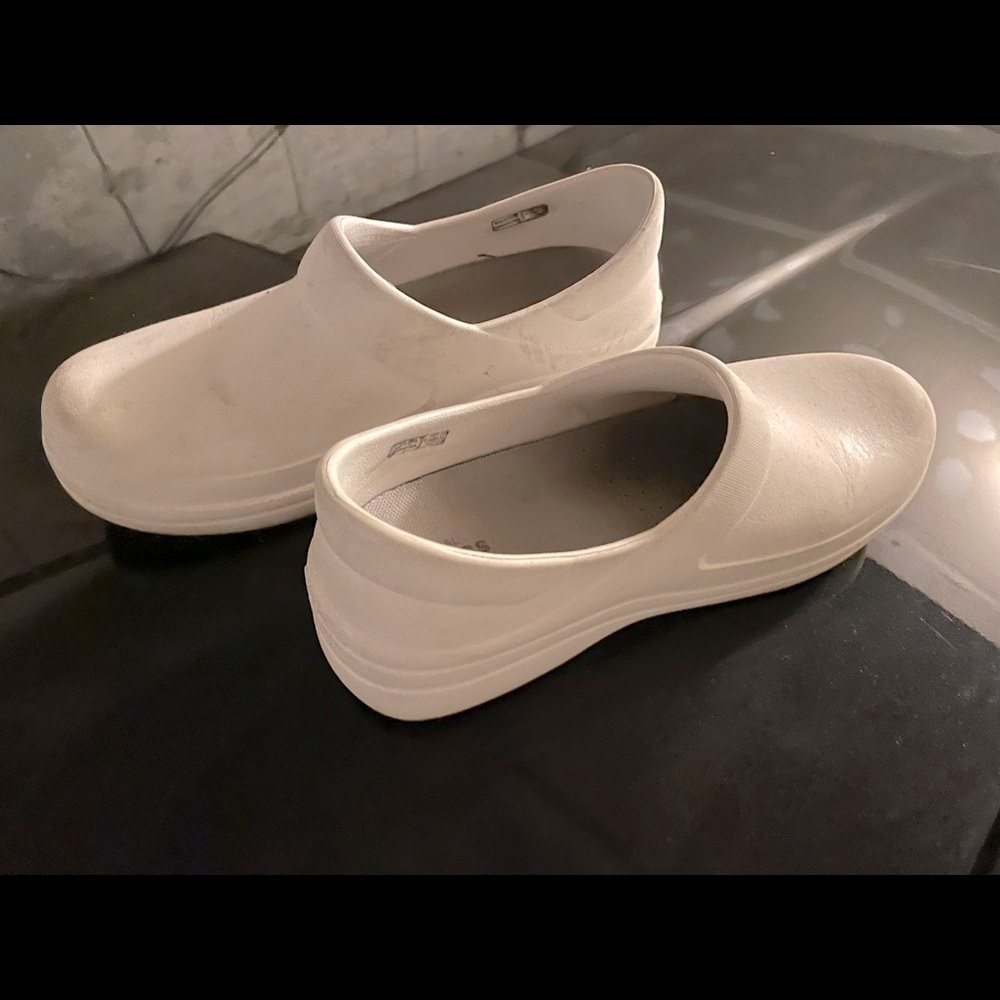 Women’s CROCS clog nursing shoes size 8